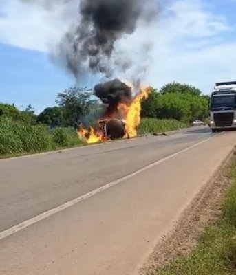 Em 15 minutos, motorista de carreta se envolve em dois acidentes e para a BR-163