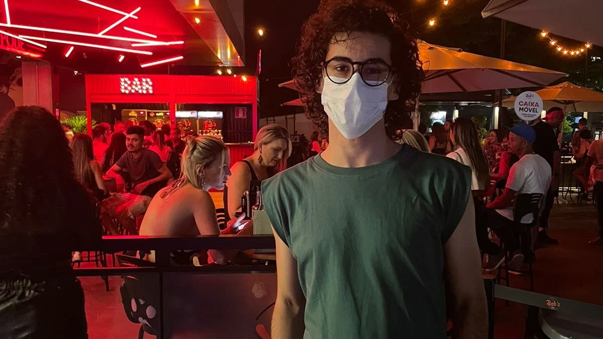 Professor é impedido de entrar em bar de BH com ‘regata’; advogado aponta prática abusiva