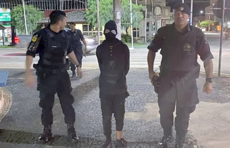 Garoto se veste de homem-aranha, sobe em grade de banco e é apreendido