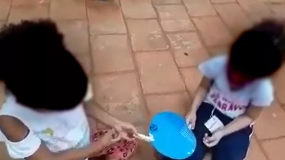 Professora é flagrada xingando aluna em escola: “Menina chata”