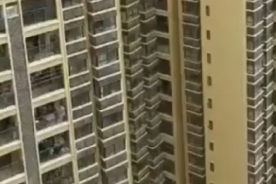 Com medo do marido, amante se pendura em janela de apartamento para se esconder
