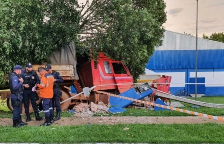 Motorista bate carreta em árvore, derruba poste de energia e foge após abandonar veículo em MT