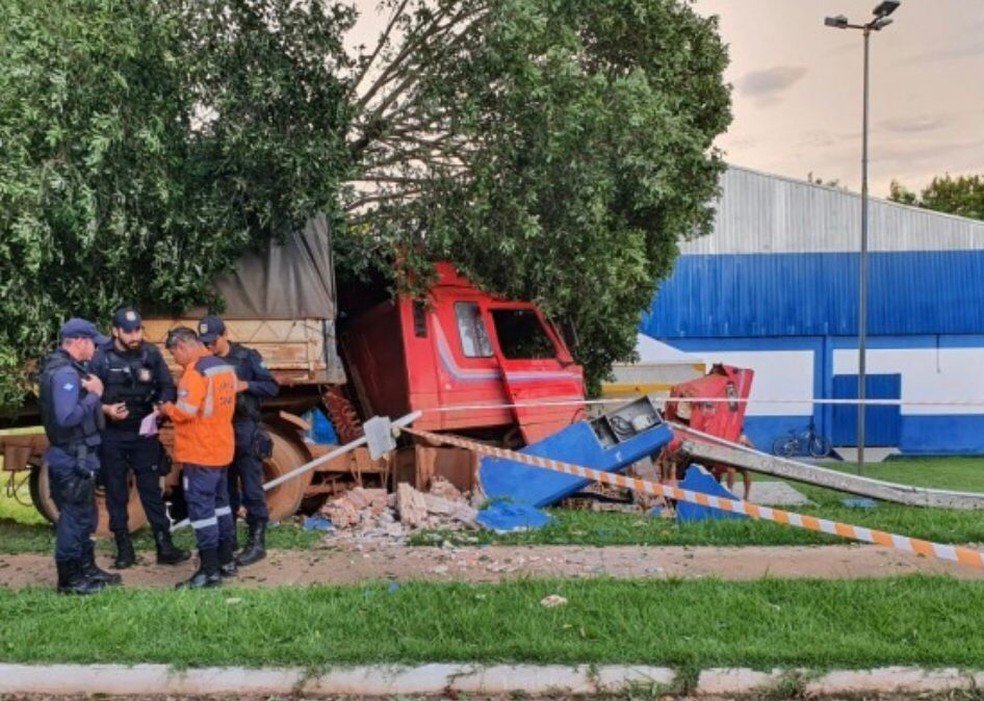 Motorista bate carreta em árvore, derruba poste de energia e foge após abandonar veículo em MT