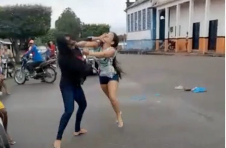 Mulheres caem na porrada após chifre de mototaxista garanhão; assista