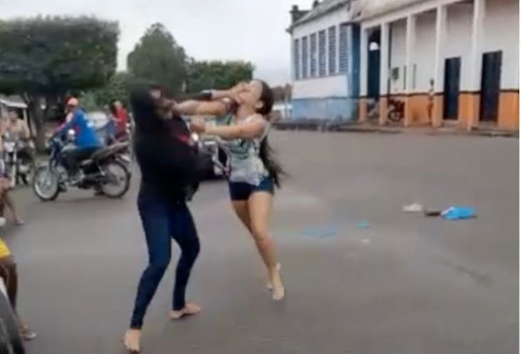Mulheres caem na porrada após chifre de mototaxista garanhão; assista