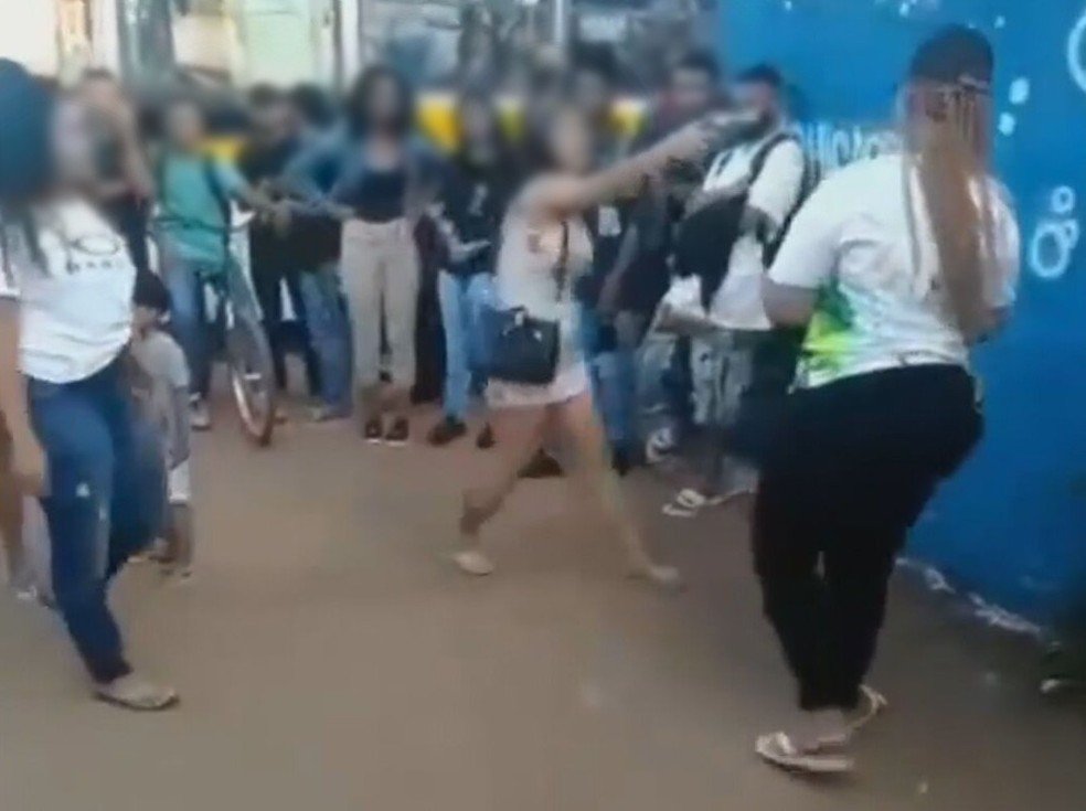 Jovem aponta arma para cabeça de aluna durante briga em porta de escola no DF