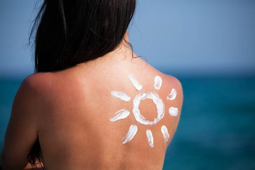 Produtos de bronzeamento anunciados por influenciadores digitais podem causar câncer