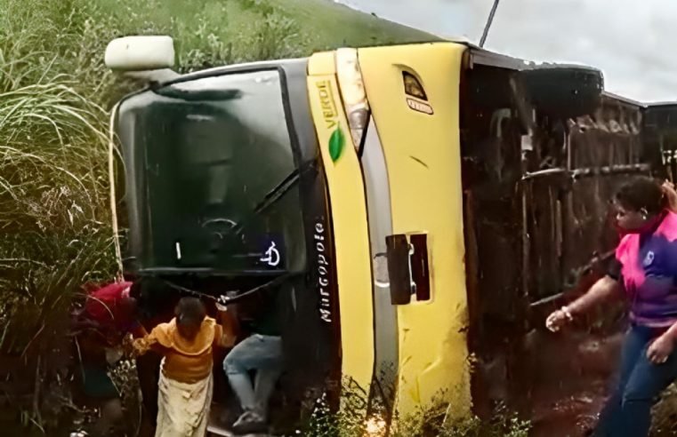 Ônibus com 28 pessoas tomba e cinco ficam feridas na BR-163 em MT