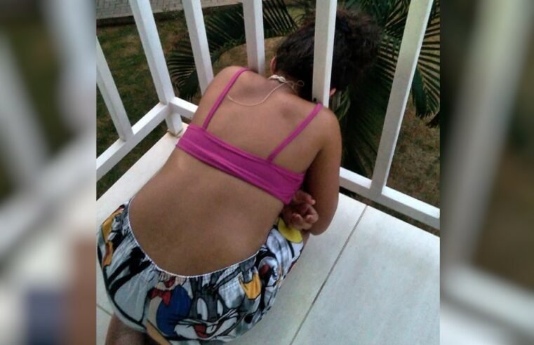 Menina é resgatada pelos bombeiros após ficar com a cabeça presa em grade da sacada de apartamento em Caldas Novas