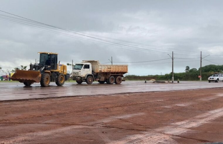 Nesta manhã caminhão caçamba bate em poste na MT-419 em Guarantã do Norte