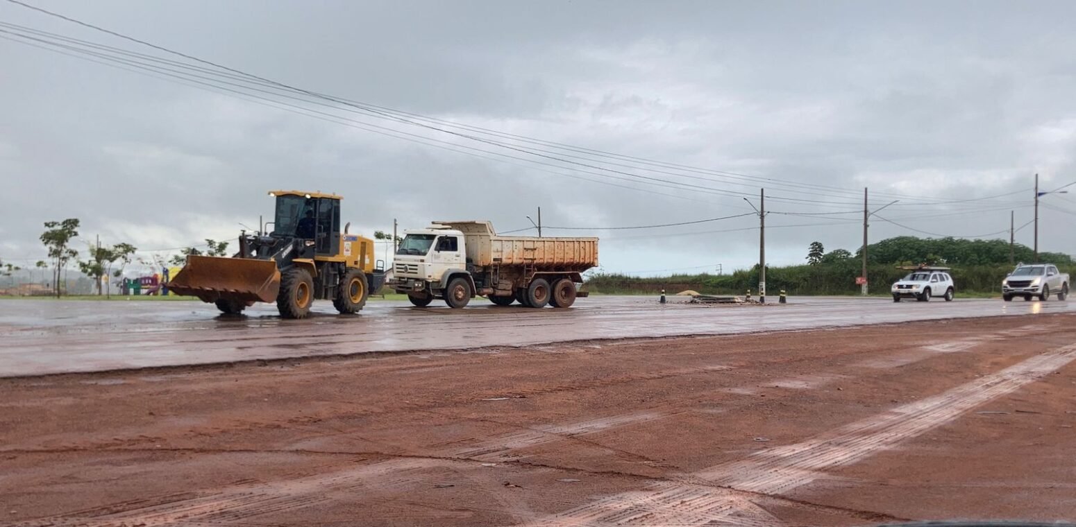 Nesta manhã caminhão caçamba bate em poste na MT-419 em Guarantã do Norte