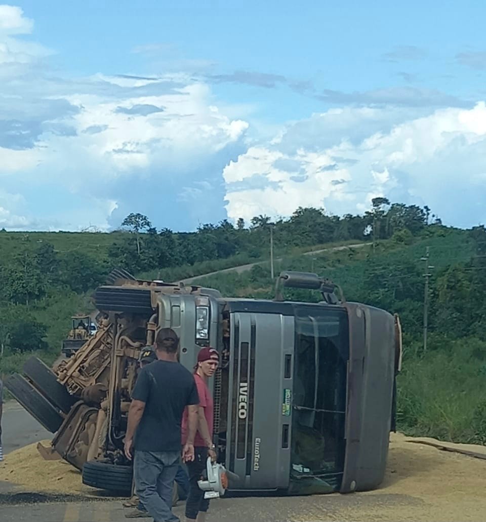 Condutor tenta desviar de buraco e acaba tombando carreta na MT-419 entre Guarantã e Novo Mundo