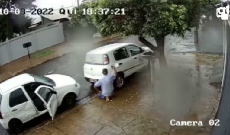 Homem tenta furtar combustível de carro estacionado sugando produto com mangueira