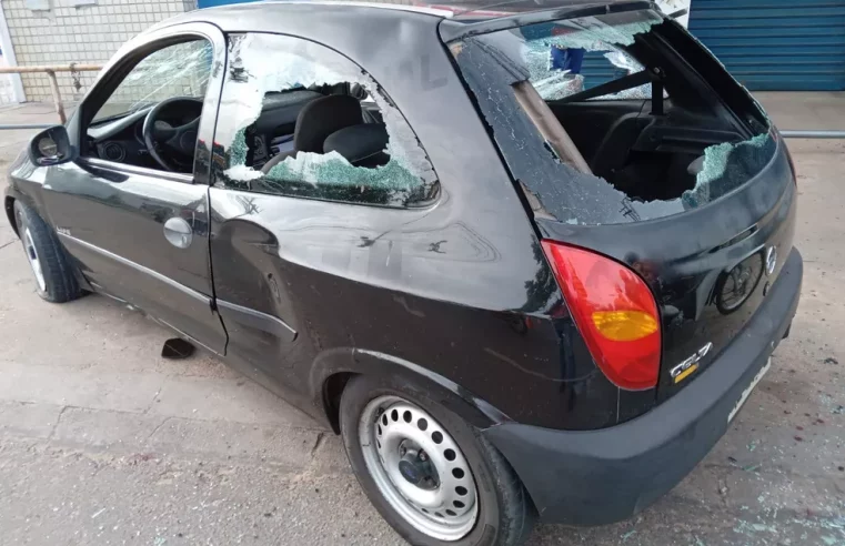 Homem tem ataque de fúria e destrói próprio carro ao ser parado em blitz em Boa Vista