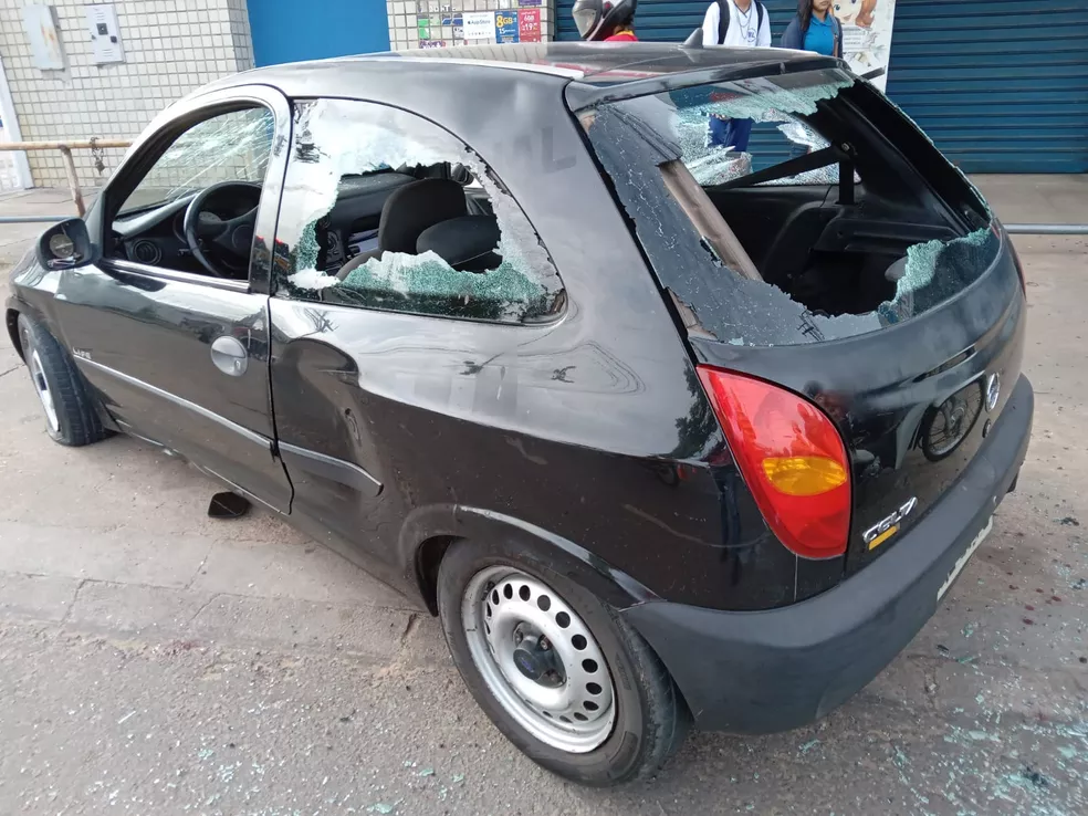 Homem tem ataque de fúria e destrói próprio carro ao ser parado em blitz em Boa Vista