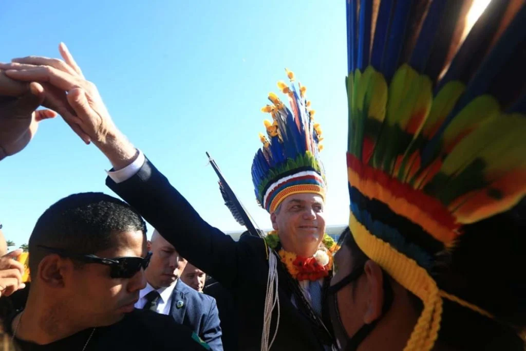 Em cerimônia restrita, Bolsonaro recebe Medalha do Mérito Indigenista