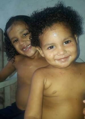 Pai acusado de deixar sozinhos filhos mortos em incêndio vai em liberdade