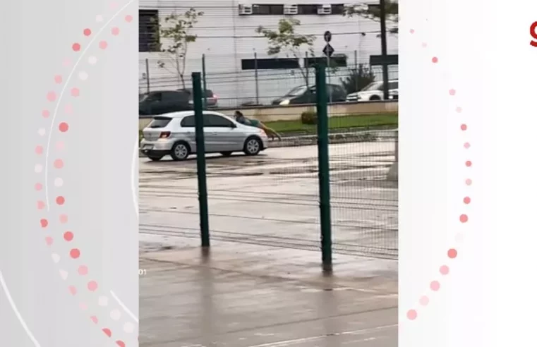 Mulher se pendura no capô de carro em movimento após flagrar suposta traição do marido em Fortaleza