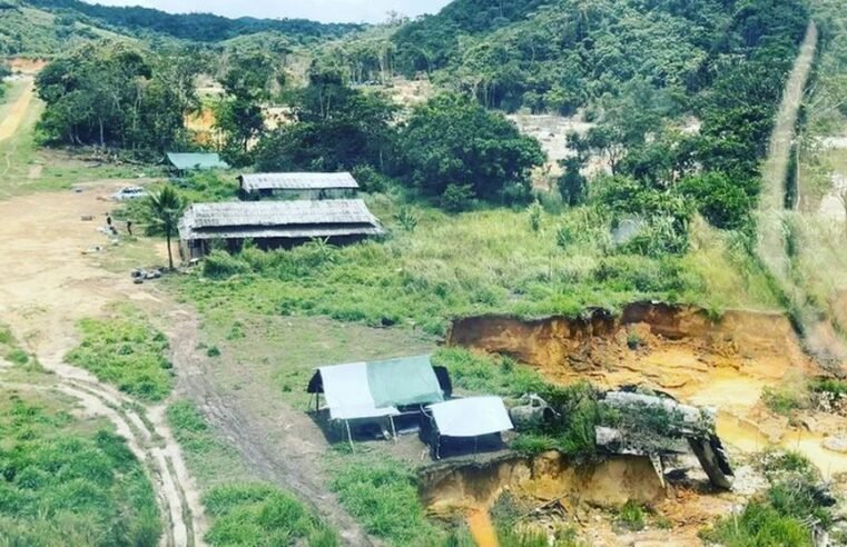 Garimpo ilegal avança e cratera ameaça estrutura de posto de saúde na Terra Yanomami