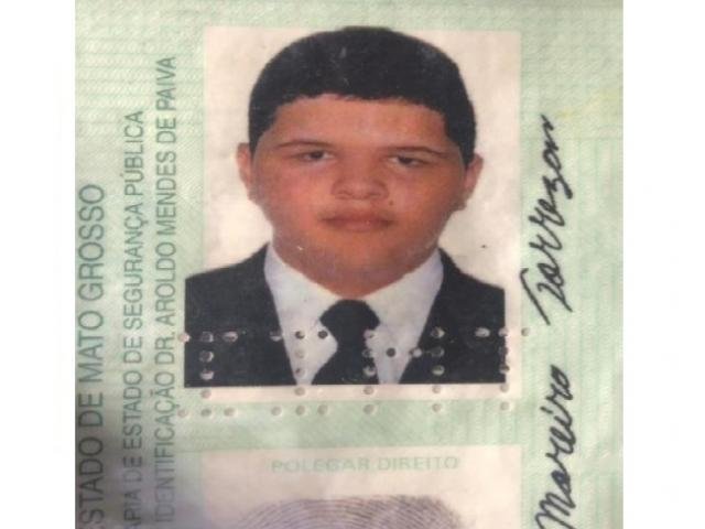 Jovem colide carro em árvore e morre em MT