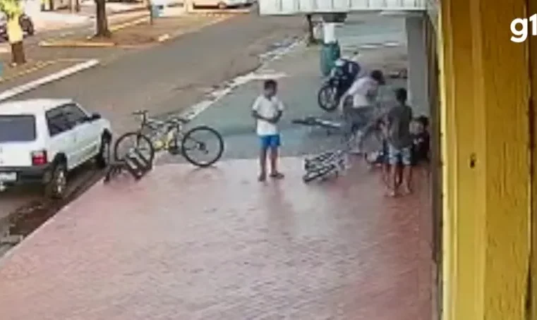 Homem confunde brincadeira de crianças com provocação e espanca menino de 9 anos