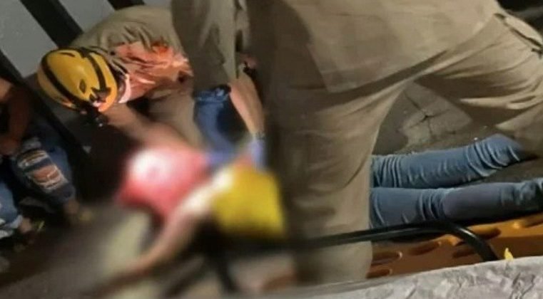Aluna ateia fogo em colega após críticas sobre bronzeado no corpo