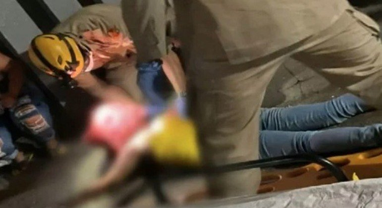 Aluna ateia fogo em colega após críticas sobre bronzeado no corpo