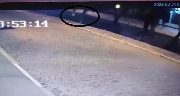 Mãe que jogou recém-nascido em córrego de MG matou bebê e saiu para beber com amigos, diz polícia