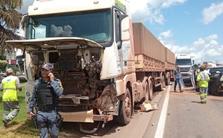 Acidente na BR-163 entre caminhonete e dois veículos de carga deixa uma pessoa ferida