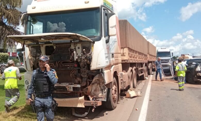 Acidente na BR-163 entre caminhonete e dois veículos de carga deixa uma pessoa ferida