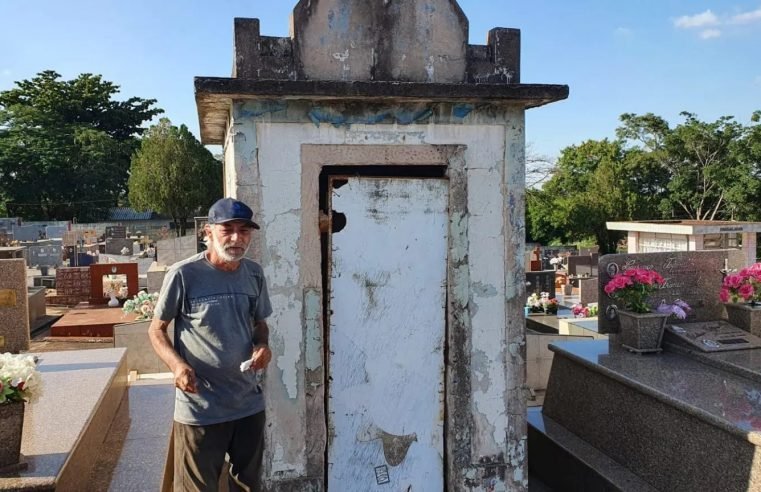 PR: Após 15 anos dormindo em sepultura, morador da região ganha casa, mas não abandona os mortos