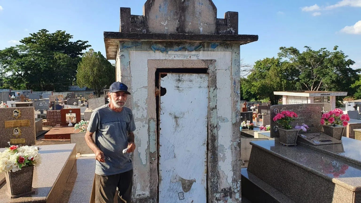 PR: Após 15 anos dormindo em sepultura, morador da região ganha casa, mas não abandona os mortos