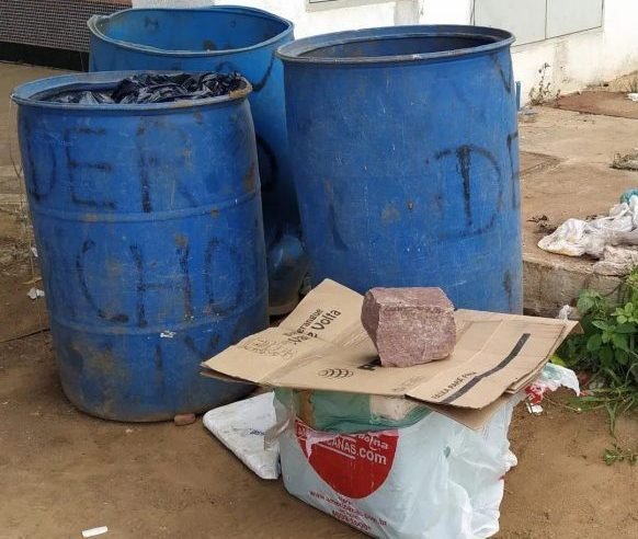 Bolsas de sangue animal são descartadas em rodoviária de Mossoró