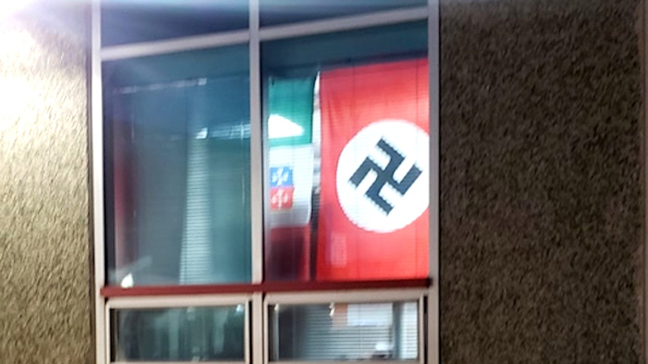 Post de símbolo nazista em rede social de alunos revolta pais