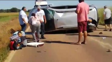 Carro de secretaria com 6 pacientes capota em rodovia de MT