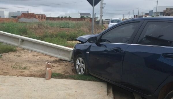 Condutor embriagado colide e derruba poste de energia em Matupá
