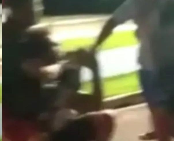 Prefeito briga na rua com morador, leva ‘mata-leão’ e é arrastado por desconhecido que tentava separá-los