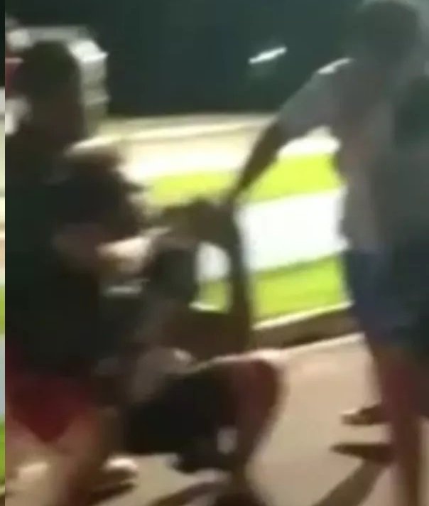 Prefeito briga na rua com morador, leva ‘mata-leão’ e é arrastado por desconhecido que tentava separá-los