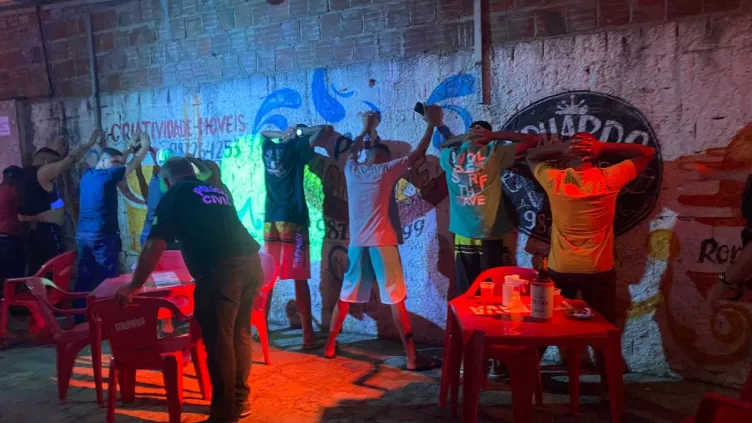 PB: Bar abre vagas para prostitutas e é fechado pela PM