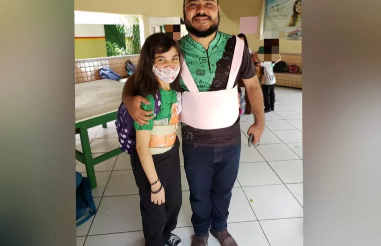 Professor usa colete que simula aparelho de aluna com escoliose para combater bullying em escola no Ceará