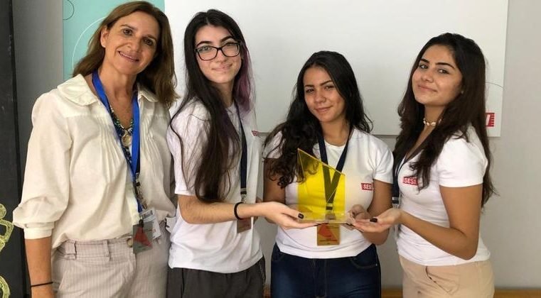 Estudantes criam obras em relevo para deficientes visuais