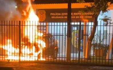 Viatura é incendiada em delegacia de MT; autor confessa e promete se entregar