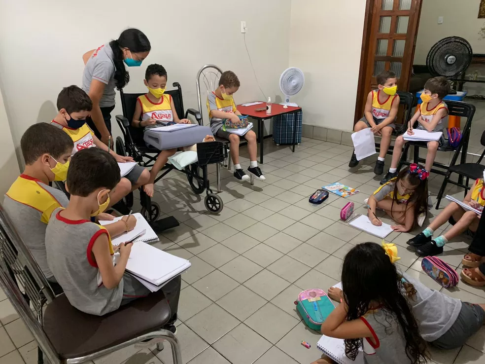 Garoto de 6 anos fica um mês sem ir à escola após quebrar a perna, e colegas vão à casa dele para aula surpresa