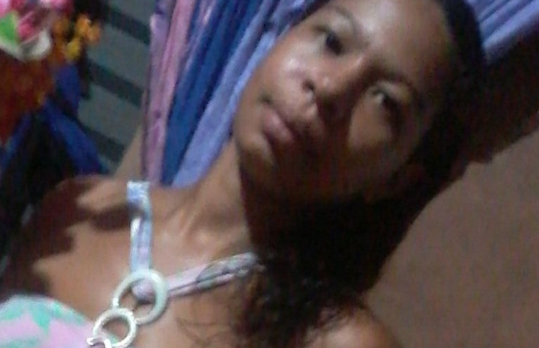 Homem mata esposa e pede para filhos dormirem abraçados à mãe