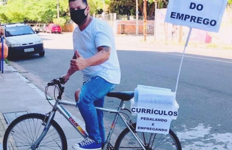 Homem recolhe currículos na periferia e distribui para empresas