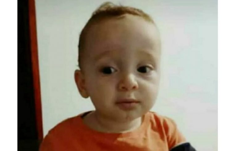Menino morre ao ser atropelado acidentalmente pelo pai que saía de casa para trabalhar em MG