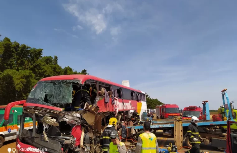 MT: PRF atualiza informações e confirma 8 óbitos em acidente entre ônibus e carreta na BR-163