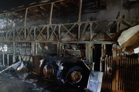 Ônibus de viagem com 27 passageiros é destruído pelo fogo em Cuiabá