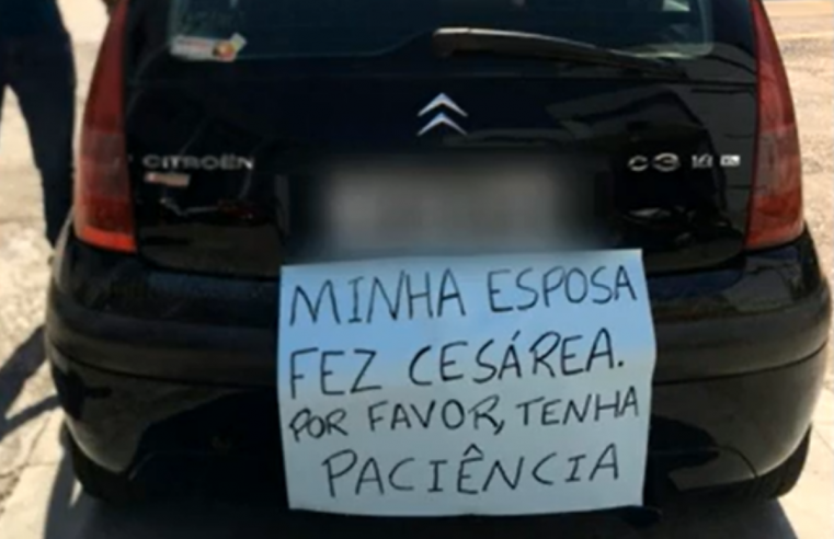Pai chama atenção no trânsito ao colocar cartaz em carro: ‘Minha esposa fez cesárea’