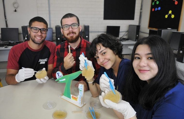 Estudante produz plástico com casca de laranja e busca apoio para competição internacional de ciência